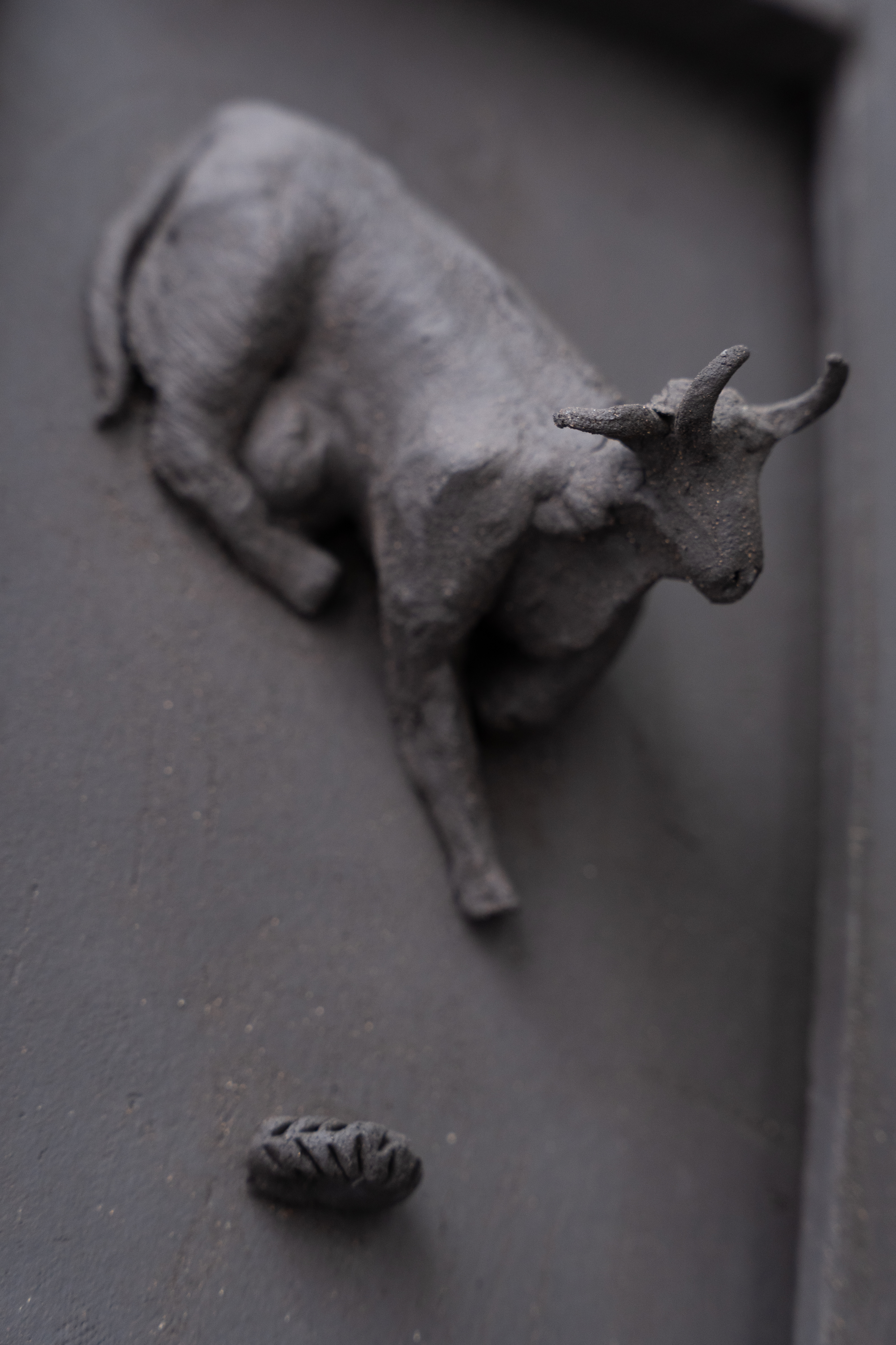 Oratoire, détail — Hathor et pain tressé. Photo © Octave Pineau-Furet